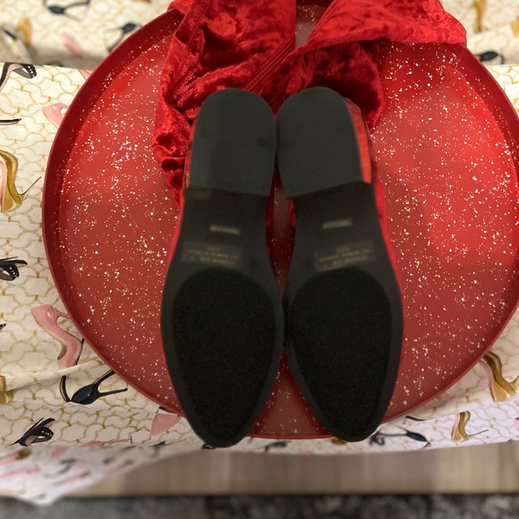 NWOT Bamboo red velvet boots w/gold heels Comes in original box THINK HOLIDAYS! - Picture 6 of 7